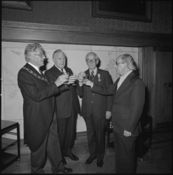 24972-4-6 Burgemeester Wim Thomassen toost met de scheidende wethouders: Henk Jettinghoff, (2e van links), Jan Worst en ...