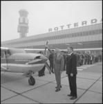 24980-4-11 Burgemeester Wim Thomassen heropent de gerenoveerde startbaan van de Luchthaven Rotterdam. Rechts naast hem ...
