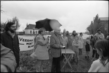 25014-7-20 Op de foto voert de voorzitter van de wijkraad, J. Vleesenbeek, het woord; rechts naast hem de secretaris ...