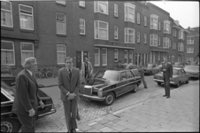 25027-7-23 Prins Claus brengt een bezoek aan Crooswijk. Links burgemeester Wim Thomassen en rechts (achter de Mercedes) ...