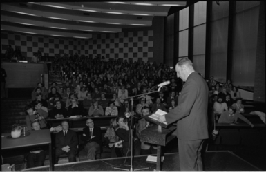 25029-5-40 Joseph Luns, secretaris-generaal van de Navo, houdt een toespraak in de aula van de Erasmus Universiteit ...