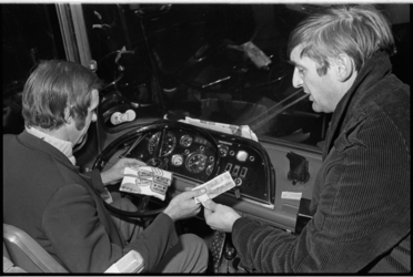 25071-4-20 Wethouder Hans Mentink koopt op het Stationsplein een kaartje voor de eerste (experimentele) nachtbus.