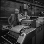 25085-1-12 Leo Ritmeester bij de zogenaamde 'Sonopresse', een machine waarmee slappe grammofoonplaten geperst kunnen worden.