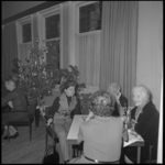 25137-4-8 Wethouder Elisabeth Schmitz (midden, draagt broekpak) tijdens een kerst-in in dienstencentrum Walenburg.