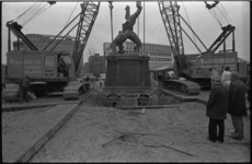 25147-4-17 Het beeld Verwoeste Stad van O. Zadkine wordt verplaatst om de aanleg van een verbindingsboog van de metro ...