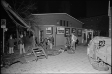 25167-5-4 Autowrak bij het Piccolo Theater aan de Van Oldenbarneveltstraat 99, hoek Karel Doormanstraat. Het betreft ...