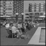 25262-3-1 Het Schouwburgplein met zonnende mensen op de bankjes.