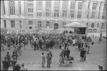 25291-2-20 Bevrijdingsdag '75 met feesttent en publiek op de Coolsingel voor het oude postkantoor
