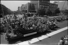 25313-1-9 Stoet praalwagens van het bloemencorso.