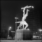 25332-4-L Het beeld Verwoeste Stad van O. Zadkine op Plein 1940 wordt 's avonds en 's nachts met schijnwerpers verlicht.