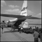 25341-3-12 Een Hercules transportvliegtuig van Saturn Airways wordt geladen met onderdelen van een ruimtesatelliet die ...