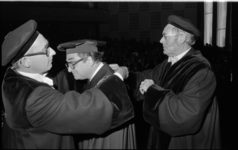 25402-2-11 Scheidend rector-magnificus prof. dr. P.W. Klein (links) draagt de ambtsketen over aan prof. dr. B. Leynse, ...