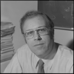25419-2-5 Portret van prof. dr. Peter R. Odell, directeur van het economisch-geografisch instituut van de ...