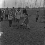 256 Kinderen planten bomen langs de Oldegaarde in Zuidwijk.