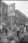 25681-2-12 Wethouder Hans Mentink opent het eerste Rotterdamse woonerf in de 3e Carnissestraat.