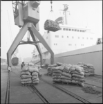25709-1-4 Het transporteren van aardappelen als stukgoed op een havenkade.