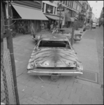 25815-1-8 Twee autowrakken in de Oude Binnenweg als reclame voor het Film Festival Rotterdam.