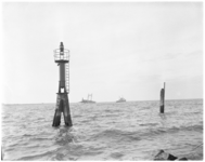 259-1 De zeesleper Gele Zee van P. Smit en Co. met de bok Arend onderweg naar het Suez-kanaal.