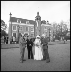 25964-2 Opening van het verplaatste landhuis De Oliphant aan de Kromme Zandweg. Links burgemeester A. van der Louw, ...