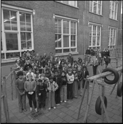 26003-4-1 Leerlingen en onderwijzers van de Dirk van der Waaijschool in de Schietbaanstraat.