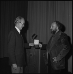 26006-3-8 In de Doelen reikt Ludo Pieters (links) de Pierre Bayleprijs 1977 uit aan literatuurcriticus Rein Bloem.