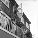 269-1 Via een ladder wordt een persoon op een brancard door mannen van de Bescherming Bevolking (BB) tijdens een ...