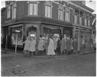 276-2 Delegatie op weg naar het bijkantoor van de Spaarbank aan de Prins Hendrikstraat te Hoek van Holland.