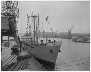 286 Kustvaarder 'Goote', het 20.000ste schip in de Rotterdamse haven in 1956.