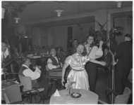 290-1 Hongaarse vluchtelingen, verenigd in een orkestje (Elemér Jaroka), zingen en spelen vanaf 1 januari 1957 in ...
