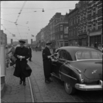 294-1 Politie deelt in de Van der Takstraat briefjes uit aan automobilisten.