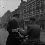 294-3 Politie deelt briefjes uit aan verkeersdeelnemers.