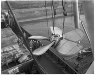 3024-1 Scheepsschroef (bijna 34 ton)hangt in de takels van de drijvende bok 'Pionier' en wordt aan boord gehesen van de ...