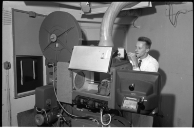304204-30 Een filmoperateur in bioscoop Cinerama aan de Westblaak. De bioscoop (voorheen Scala) werd na verbouwing ...