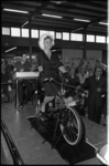 304242-14 Gezeten op een Solex, fiets met hulpmotor, opent de echtgenote van minister E.H. Toxopeus, mevrouw H.A. ...