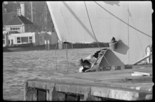 304264-8 Gat in de boeg van ss Maasdam van de Holland-Amerika Lijn na aanvaring met twee verborgen scheepswrakken in de ...