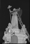 304335-31 Kranslegging over het standbeeld Maagd van Holland op de Nieuwemarkt.