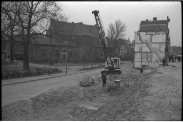 304340-38 Afbraak van panden in de Havenstraat. Links: de achterzijde van de Oude Kerk te Delfshaven.