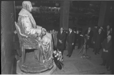 304381 Kranslegging bij het Van Hogendorp-monument bij de Beurs ter herdenking van de 200e geboortedag van Gijsbert ...