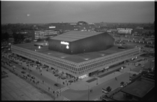 304497-37 Overzicht bij avond van het concert- en congresgebouw de Doelen. Op de achtergrond het Groothandelsgebouw en ...