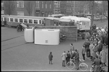 304580-41 Gekantelde vrachtauto met caravans na botsing met tram RTM op de kruising Boergoensestraat en de Wolphaertsbocht.