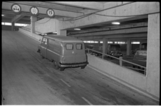 304699-16 Oprit in de parkeergarage van de Rijks Automobiel Centrale (RAC) aan de Hofdijk 651, o.a. voor het parkeren ...