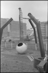 304747-17 Demontage van de Aeolusmast op een bouwterrein nabij de Westzeedijk.