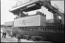 304786-36 Het lossen van Sealand-containers op trucks bij Quick Dispatch aan de Beatrixhaven. Het afgebeelde ...