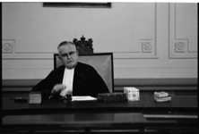 304858 Portret van politierechter mr. A. Heynsius gaat op 27-06-1966 in verband met het bereiken van de ...