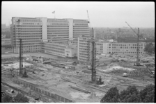 304862-16 Bouwterrein nabij het Dijkzigt-ziekenhuis ten behoeve van de bouw van de Medische Faculteit, met twee ...