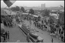 304886-3 Feest in en voor het Hulstkampgebouw op het Noordereiland. Op de Maaskade kraampjes met oude ambachten en een ...
