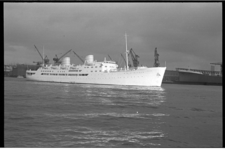 304905-13 Passagiersschip Venus vaart vanuit Rotterdam richting zee en maakt onder andere cruises naar de West-Noorse ...
