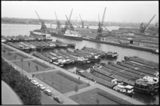 304968-32 Zicht vanaf de brug van de Euromast op de Nieuwe Maas, de binnenvaartschepen in de Parkhaven, de ...