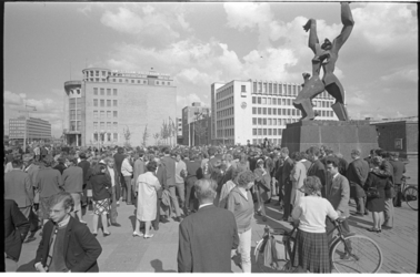 304996-35 Vredesdemonstratie bij het monument De verwoeste stad op Plein 1940.