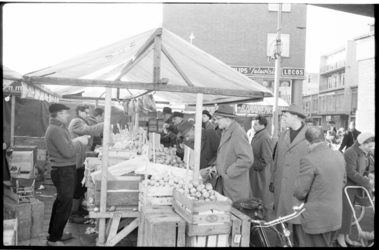 3050-4 Fruitverkopers in hun kraam op de Binnenrotte nabij de Blaak, rechts de Hoogstraat.